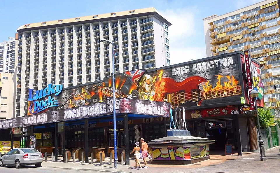 Show bars on the Rincón de Loix strip