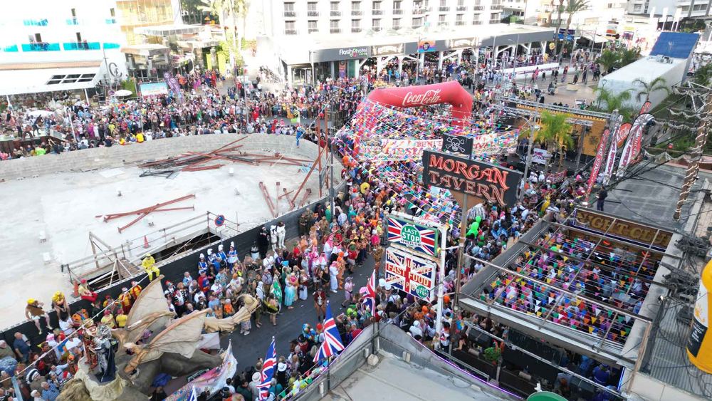The crowd and floats outside Morgan Tavern seen from above, 2023