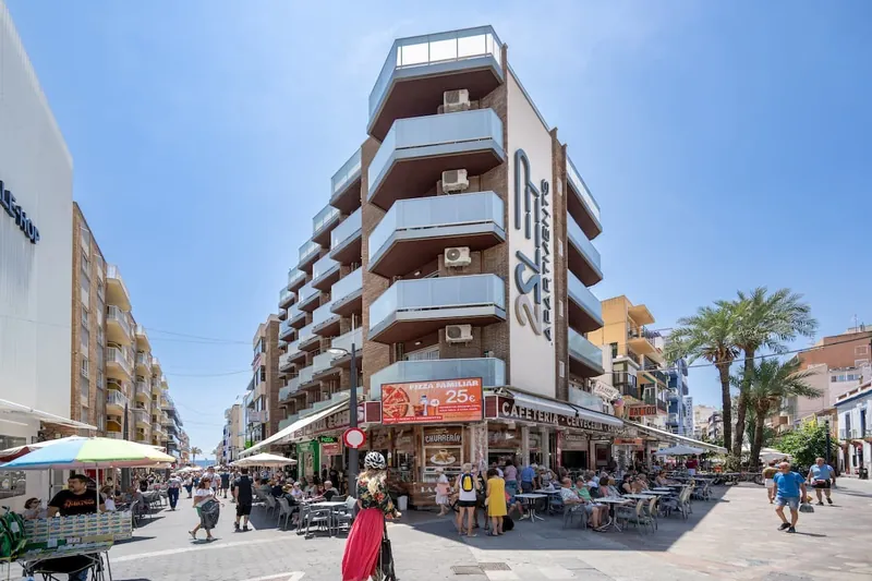 2Sleep: The building, 2Sleep on its pedestrian street