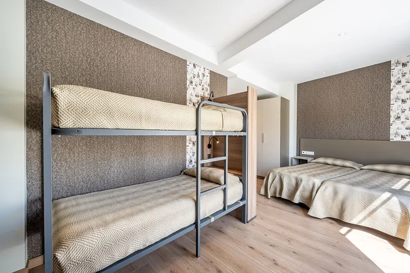 2Sleep: Family room, Bunk beds beside a double