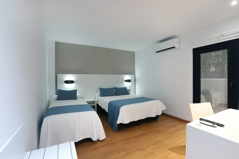 Alameda: Twin room, Two single beds, desk and air conditioning unit