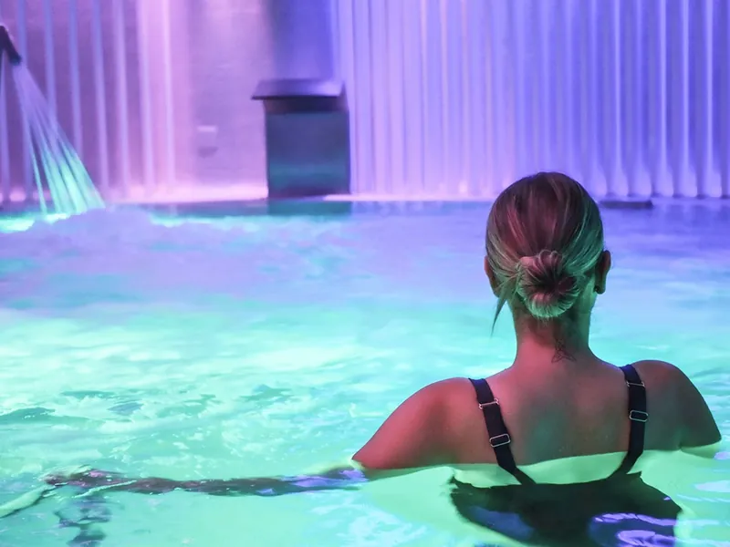 Ambassador Playa I: Benicaldea spa, Guest in the spa pool under coloured lights