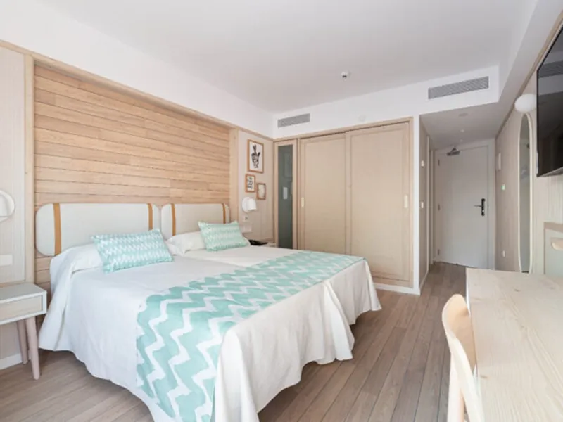 Ambassador Playa I: Twin room, Twin beds with wood-panel headboard