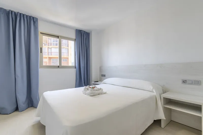 Levante Lux: Double room, Double bed with blue curtains and window