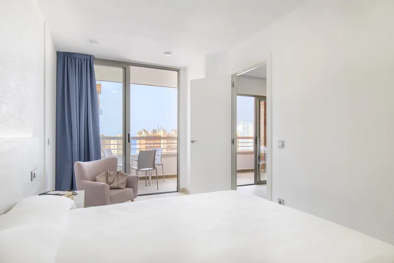 Levante Lux: Bedroom, Double bedroom with armchair and balcony doors