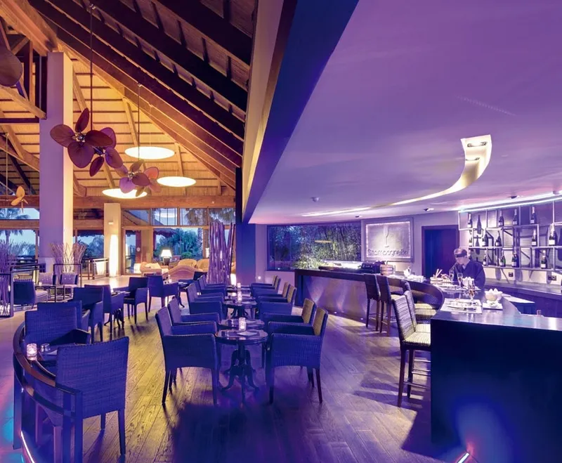 Asia Gardens: Bar at night, Men need long trousers in the Lobby Bar at night