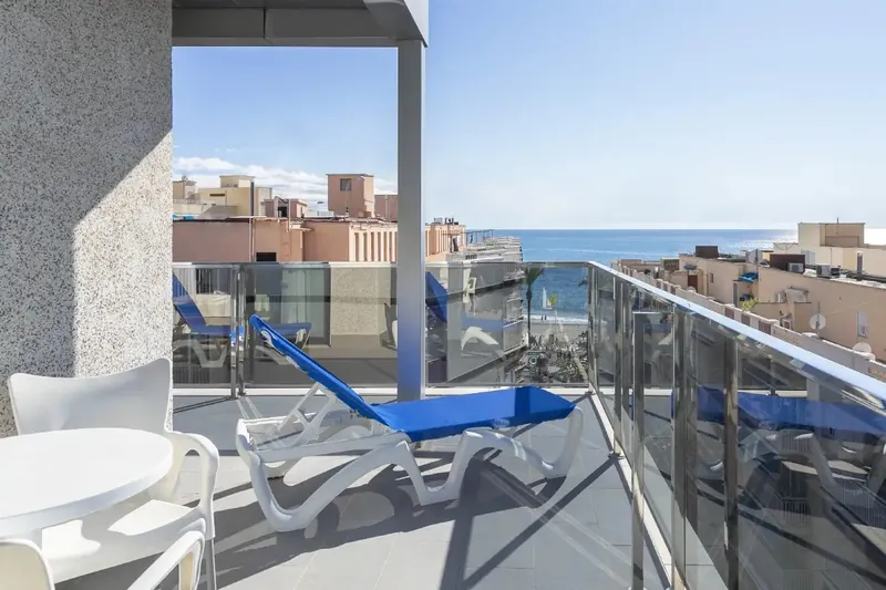 Hotel Avenida: Balcony, Balcony with a lounger and a sea glimpse