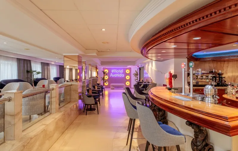 Hotel Avenida: Café bar, The curved café bar