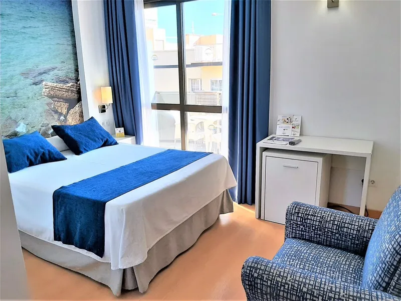 Hotel Avenida: Double room, Double room with a blue armchair