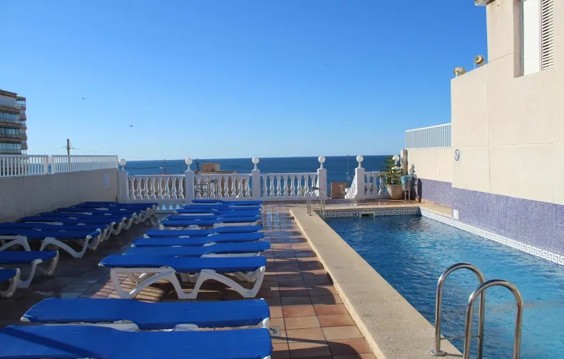 Hotel Avenida: Rooftop pool, Rooftop pool and sunbeds with a sea view
