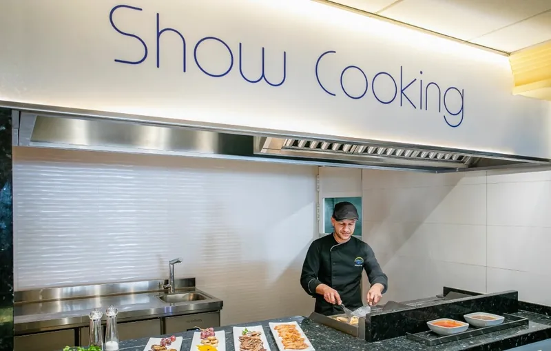 Hotel Avenida: Show cooking, Chef at the show-cooking station