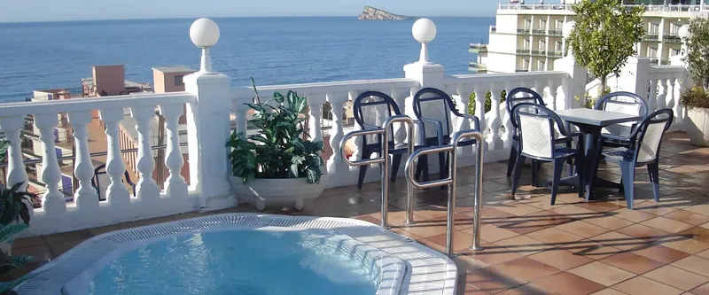 Hotel Avenida: Sea-view terrace, Hot tub and tables on a terrace above the sea