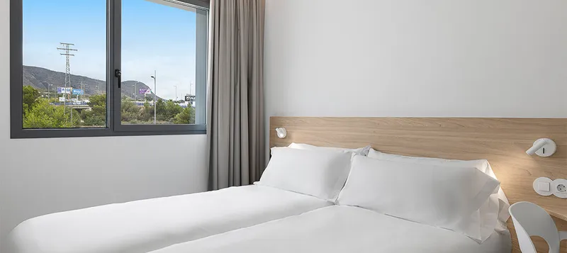 B&B Finestrat: Double room, Double bed with white linen and window onto the hills