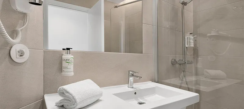 B&B Finestrat: Bathroom, Bathroom with walk-in shower, basin and towels