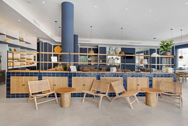 B&B Finestrat: Lounge, Open-plan lounge with wicker chairs, round tables and blue tiles
