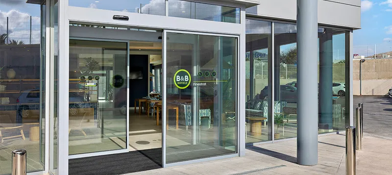 B&B Finestrat: Entrance, Glass sliding doors at the hotel entrance