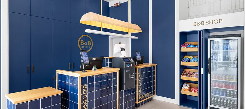 B&B Finestrat: Hotel shop, Reception counter next to the B&B Shop with snacks and drinks fridge