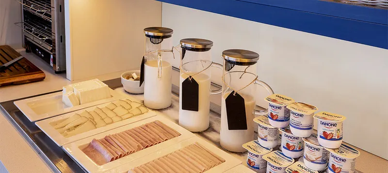 B&B Finestrat: Breakfast buffet, Breakfast counter with cold meats, cheese, juice jugs and yoghurts