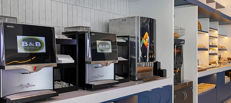 B&B Finestrat: Coffee station, Coffee machines and juice dispenser in the breakfast area