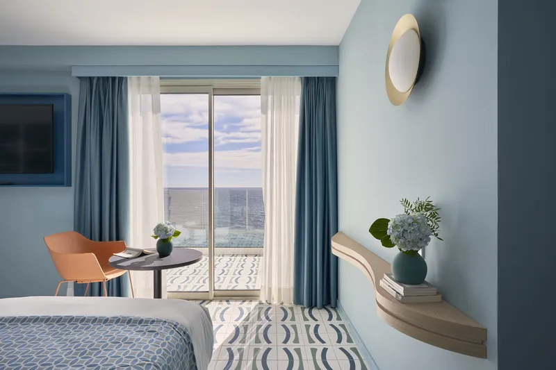 Barceló Beach: Sea-view room, Room in blue tones with balcony doors onto the sea
