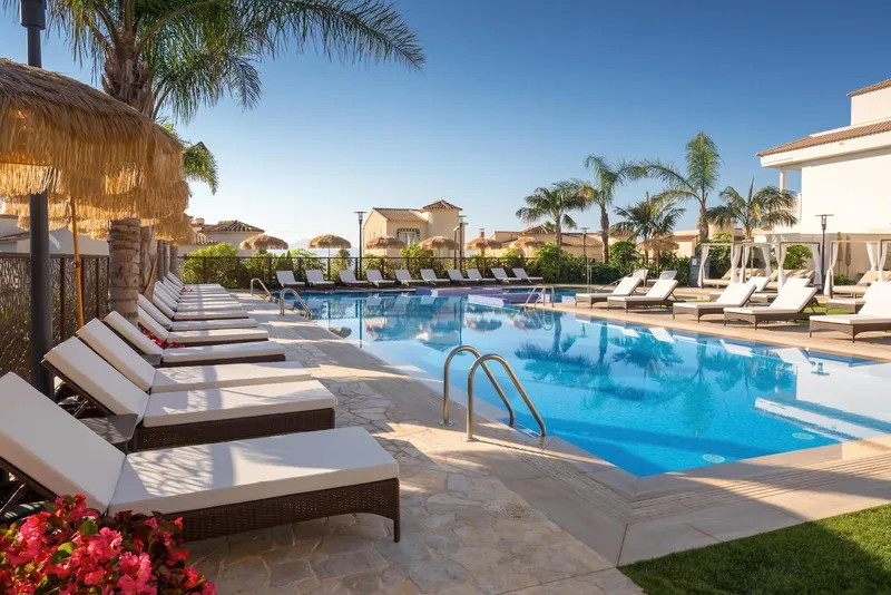 La Nucía Hills: Pool terrace, Outdoor pool with loungers, palms and parasols