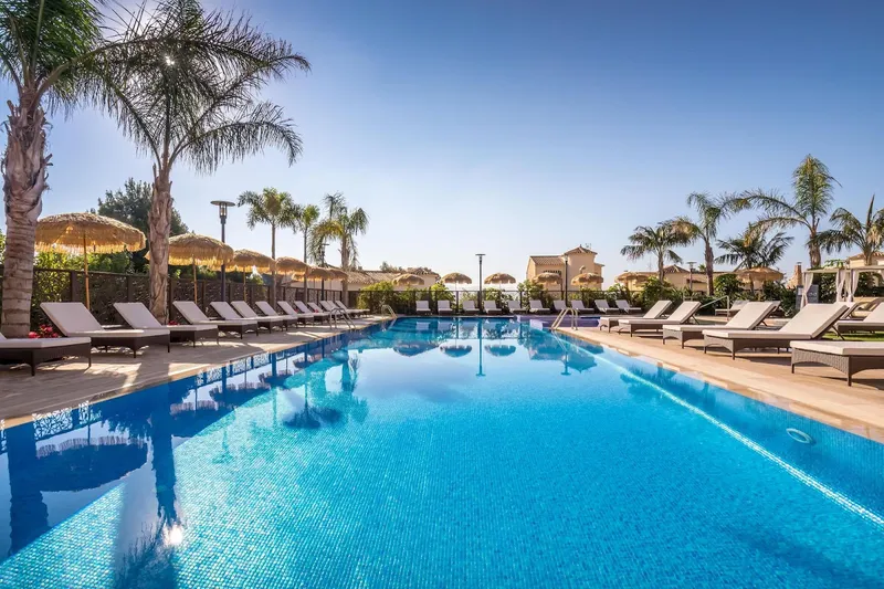 La Nucía Hills: Pool, Long pool lined with loungers and palm trees