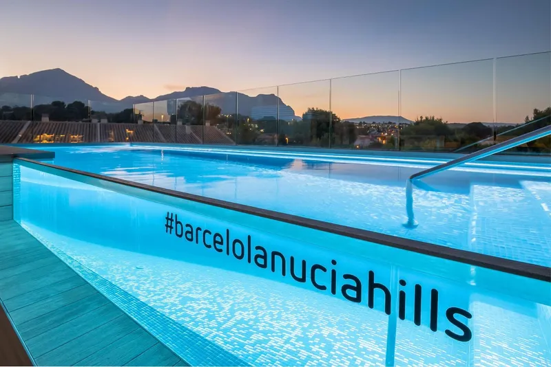 La Nucía Hills: Pool at dusk, Lit pool with glass edge and mountains behind