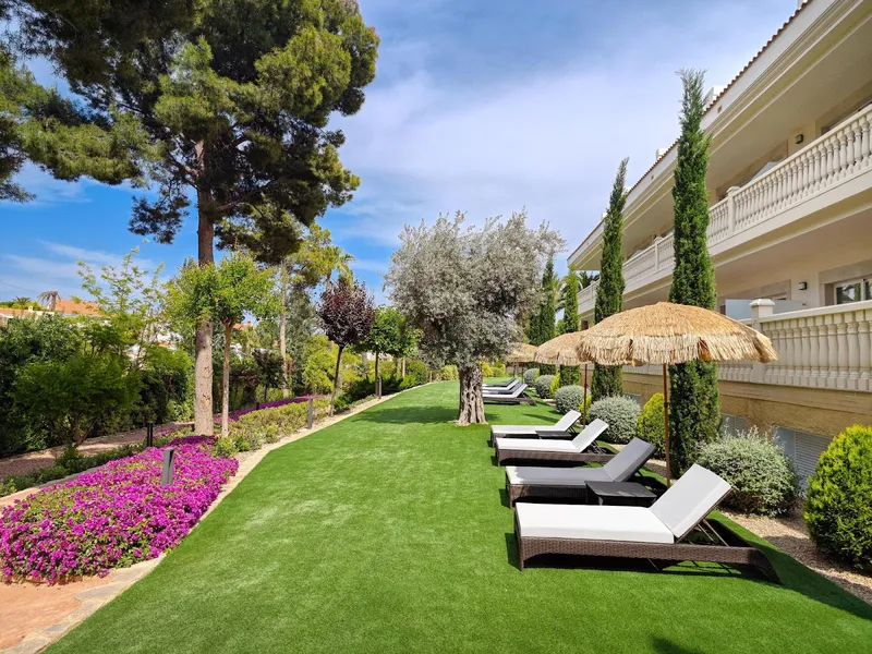 La Nucía Hills: Gardens, Lawn with loungers, palm umbrellas and flower beds