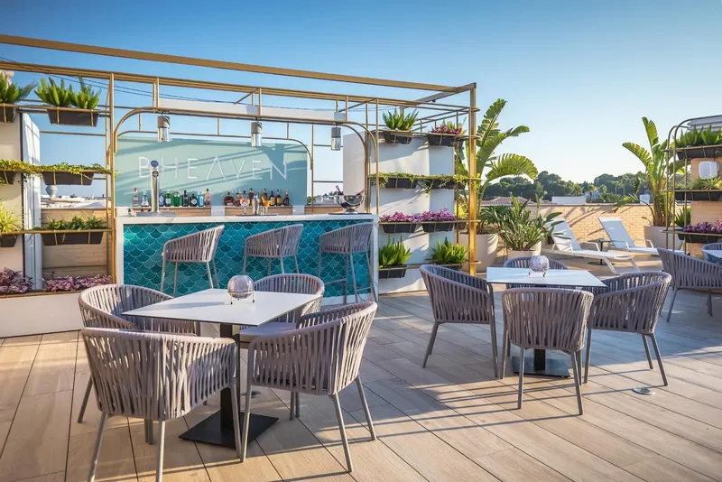 La Nucía Hills: Terrace bar, Outdoor bar with tables and chairs on a terrace