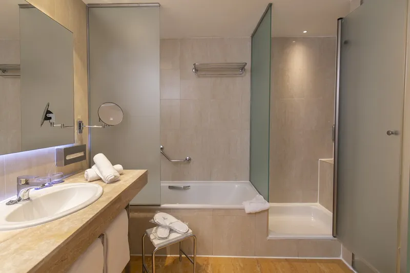 BCL Levante Club: Bathroom, Bathroom with bathtub, glass screen and vanity