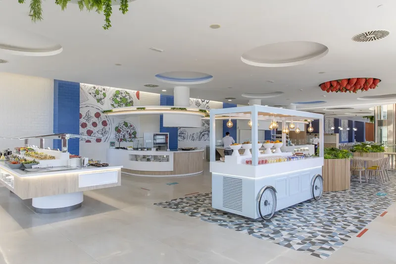 BCL Levante Club: Buffet, Buffet restaurant with food counters and a serving cart