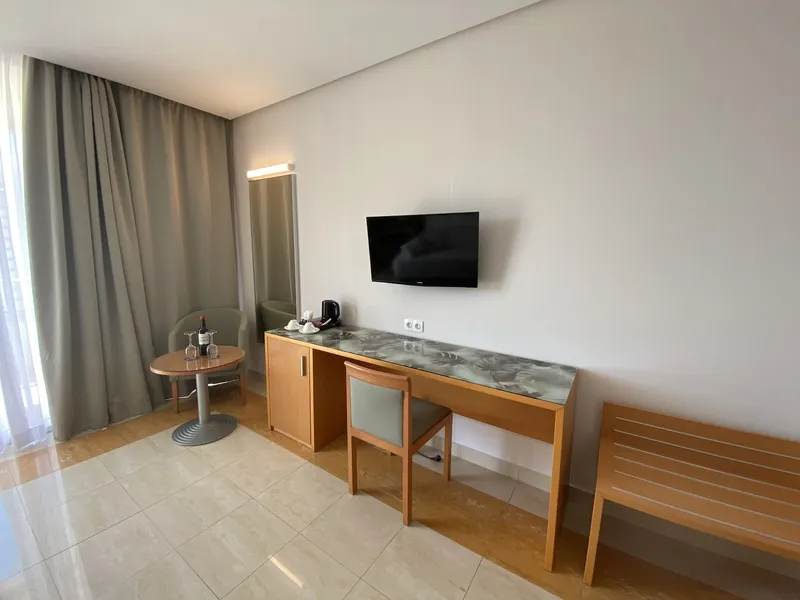 BCL Levante Club: Room desk, Desk, wall TV and small table by the window