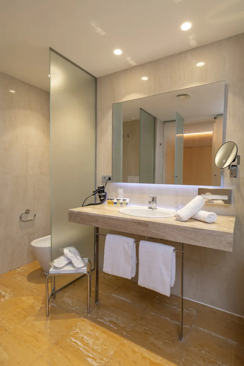 BCL Levante Club: Bathroom basin, Basin with towel rail and mirror