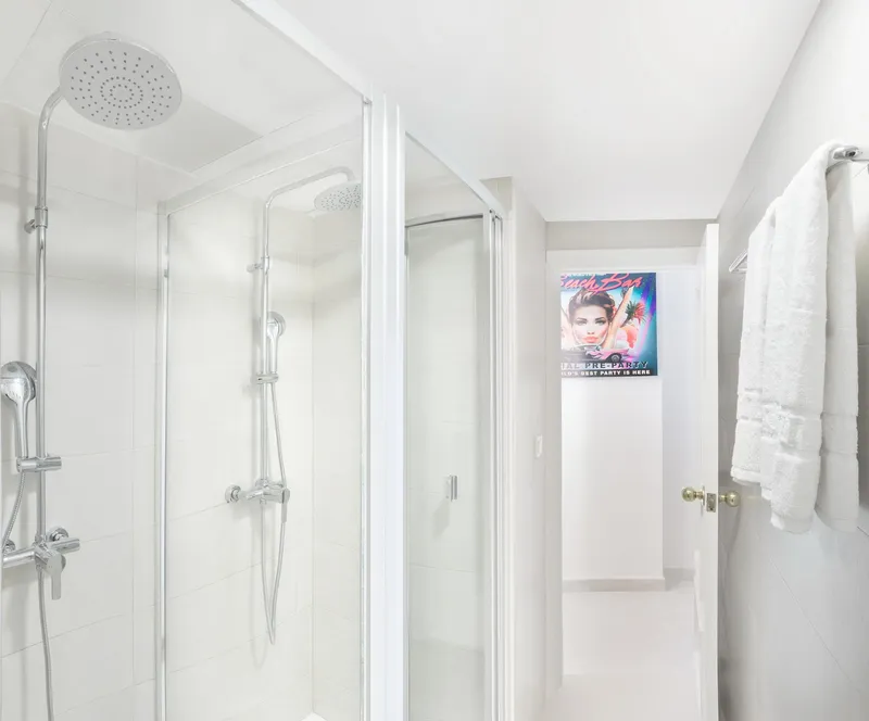 BC Music Resort: Bathroom, White bathroom with glass walk-in shower