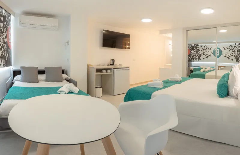 BC Music Resort: Family room, Bright room with three beds, round table and TV