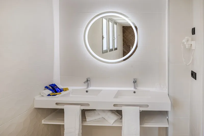 Benidorm Centre: Bathroom, Double basin with round lit mirror