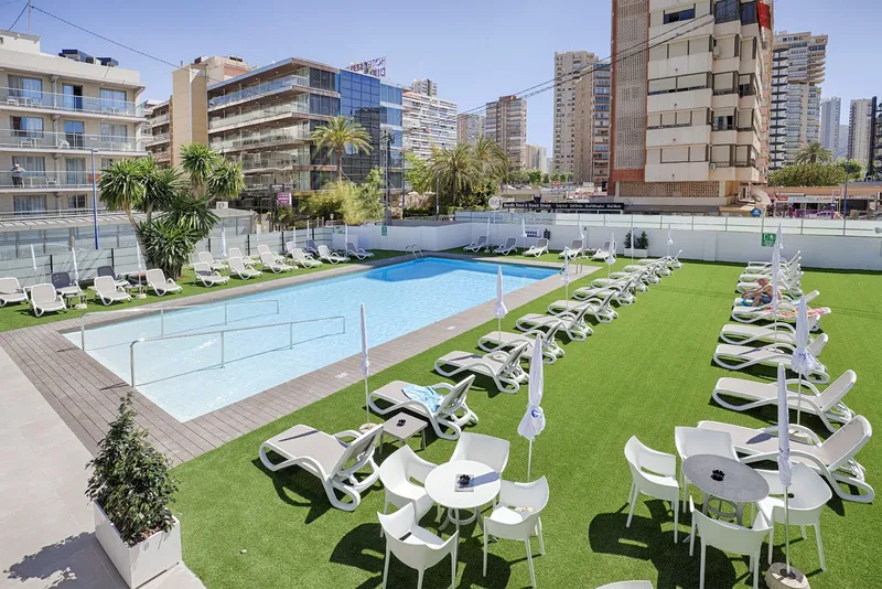Benidorm Centre: Pool lawn, Pool lawn with loungers, parasols and tables