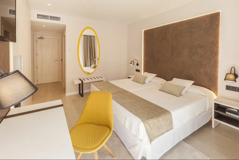 Benidorm Centre: Twin room, Twin beds, yellow chair and round mirror