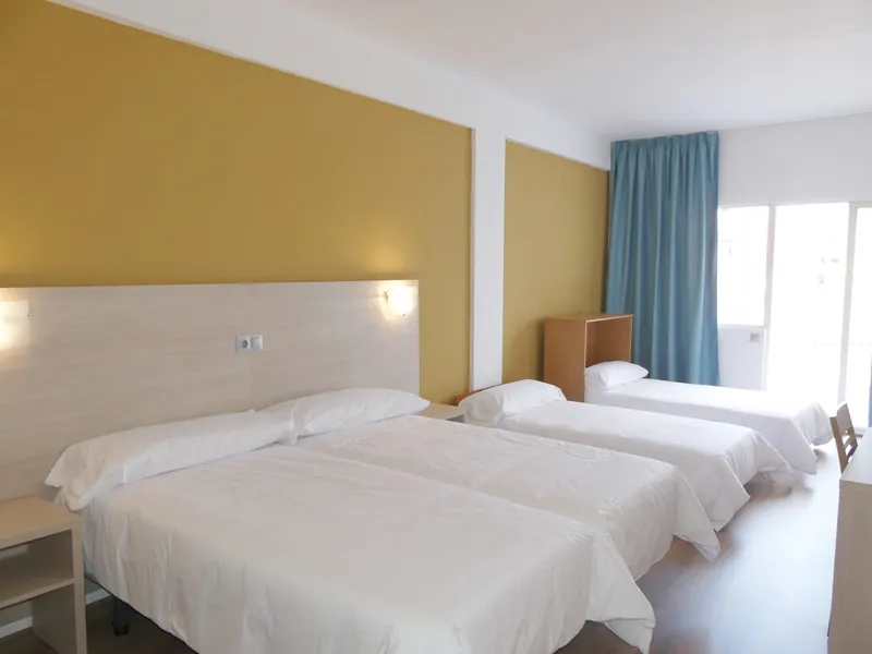 Hotel Olympia: Triple room, Room with three beds
