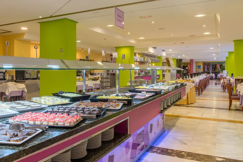 Benidorm Plaza: Buffet, Long buffet counter with desserts and dining room behind
