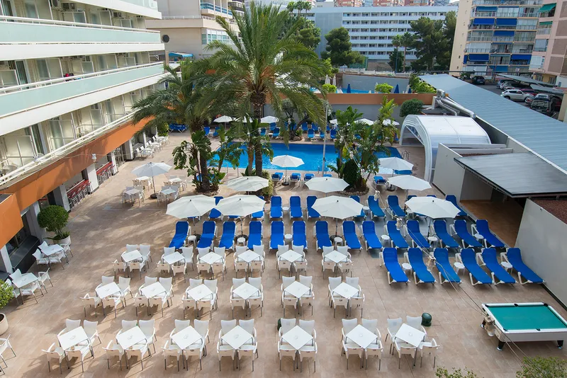 Benidorm Plaza: Pool terrace, Pool with palms, blue loungers, parasols and terrace tables