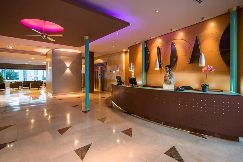 Benidorm Plaza: Reception, Curved reception desk in a marble-floored lobby