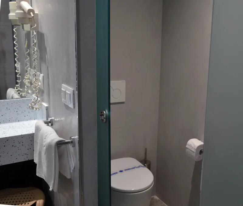 Benikaktus: Bathroom, Bathroom with basin, towels and toilet