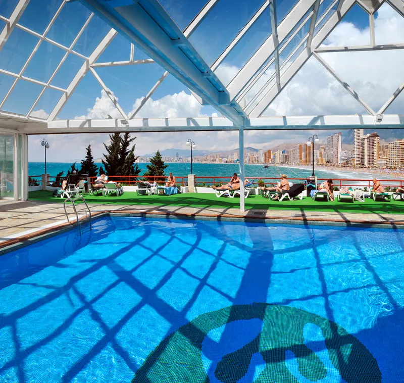Benikaktus: Pool terrace, Pool under a glass canopy with loungers on artificial grass