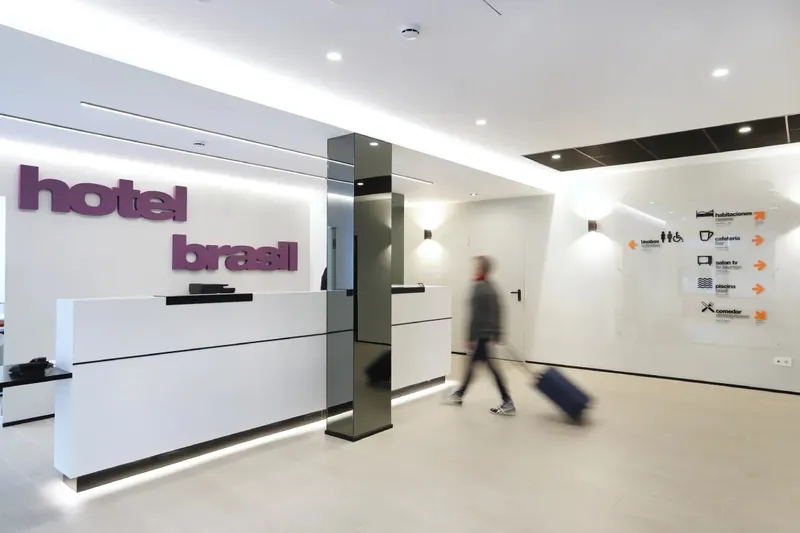 Hotel Brasil: Reception, Reception desk with the Hotel Brasil sign