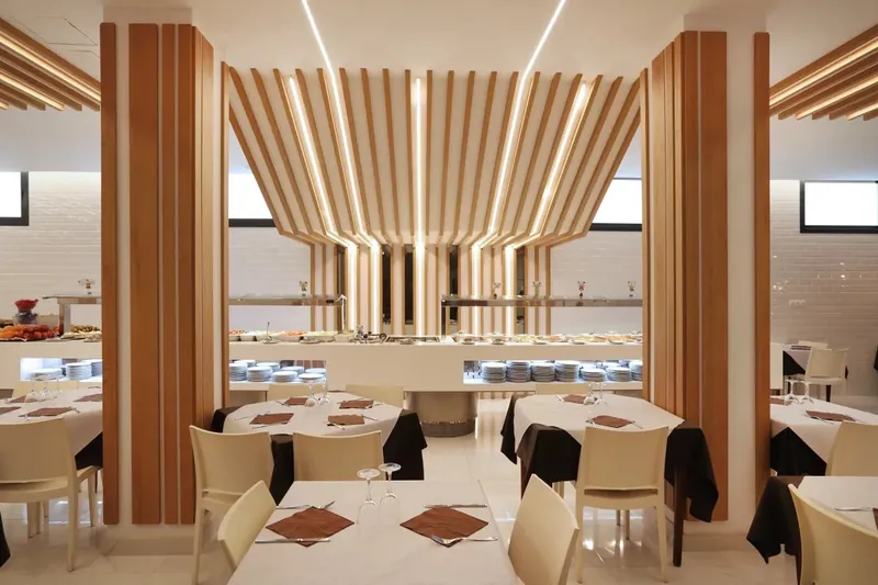 Hotel Brasil: Restaurant, Restaurant tables and buffet