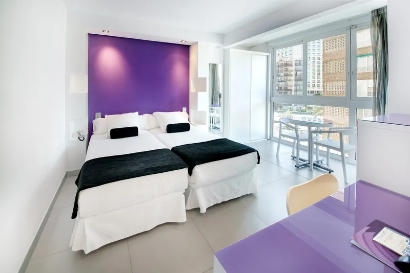 Brisa: Twin room, Twin beds with purple headboard and window seating