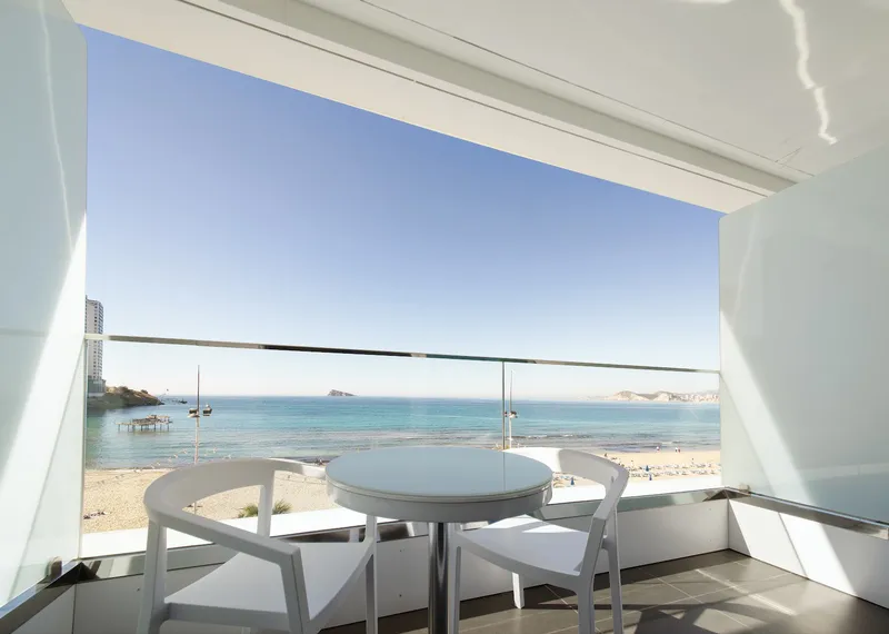 Brisa: Sea-view balcony, Balcony table and chairs facing the sea