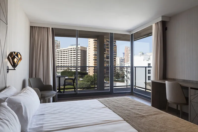 Bristol: Room with balcony, Twin room with glass balcony doors and city view
