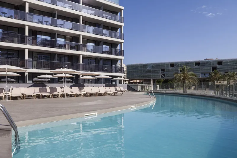 Bristol: Pool, Pool with sunbeds and parasols below the hotel balconies
